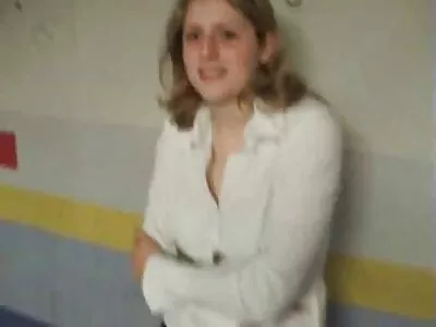Пампушка пестить свої величезні дійки. секс еротика відео