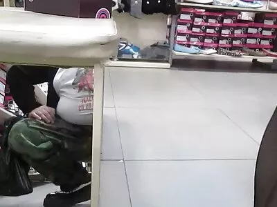 Студентка без бюстгалтера спокушає молодого вчителя. еротика відео онлайн