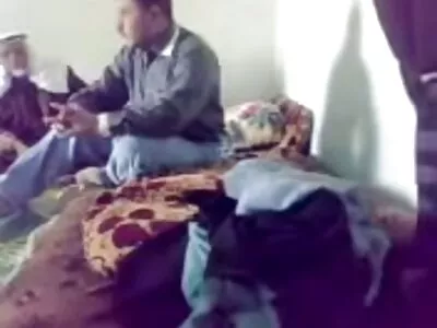 Спортивна дівчина розтягується з тренером з йоги. порно еротика фільми