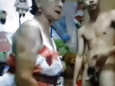 М'язистий хлопець дає уроки з гімнастики еротика секс порно зрілої жінки.