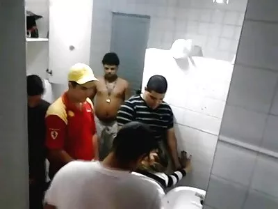 Старий нігер відео еротика розтягує струнку блонду своєю великою торпедою.