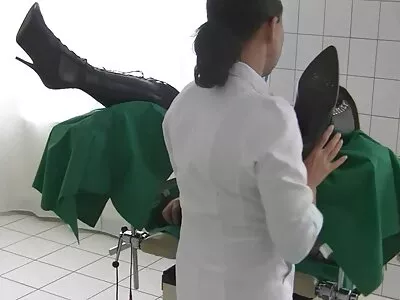 Мама не вчасно повернулася додому і побачила те, що не повинна була. еротика 15